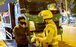 Hà Nội: Xe tải không phép vô tư chạy xuyên nội đô