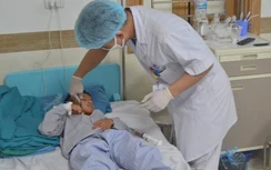 Phú Thọ: Bé 8 tuổi đi xe đạp bất ngờ bị xe chở tôn cứa trúng cổ