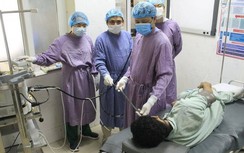 Nam bệnh nhân 36 tuổi mất máu, suy kiệt vì giun mỏ lúc nhúc trong ruột non