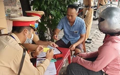 Quảng Ninh: Bị phạt tốc độ, lái xe bất ngờ bỏ đi xem lại biển báo