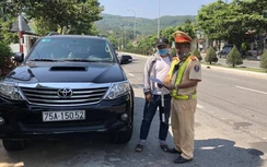 Khai chở người nhà, tài xế xe trá hình vẫn không thể qua mặt CSGT