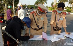 Nhiều người đi xe máy không đủ giấy tờ bị CSGT tuýt còi