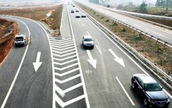 Quy chuẩn mới, tài xế cần nhận biết vạch kênh hóa dòng xe để tránh bị phạt