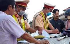 Tài xế ô tô Quảng Trị dính phạt 35 triệu trên QL1 sau chầu bia "giải khát"