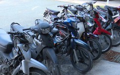 12 đối tượng chở thuốc lá lậu quăng xe bỏ chạy khi thấy chốt CSGT