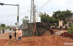 Xe đầu kéo đổ dốc lật nghiêng, tài xế và phụ xe thoát chết