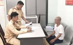 Người đàn ông 62 tuổi làm trò "trẻ trâu" trên xe máy nhận phạt 8 triệu đồng