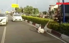 Video: Va chạm giao thông, 2 tài xế dùng mỏ lết, tuýp sắt để "nói chuyện"