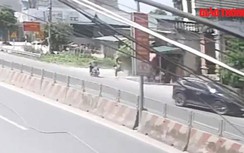 Video: Ô tô đi ngược chiều "huých" xe máy văng xa giữa khói bụi mù mịt