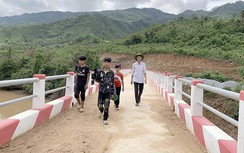 Nơi học sinh từng chui túi nilon vượt suối