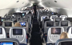 Giãn cách trên máy bay khiến các hãng hàng không bối rối