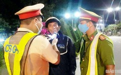 Dính nồng độ cồn kịch khung, tài xế viện lí do "xuống viện thăm người đau"