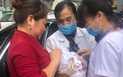 Ông bố trẻ thót tim kể lại chuyện vợ đẻ "rơi" trên taxi