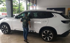 Khách mua ô tô ùn ùn đến đại lý đặt cọc nhưng để đấy chờ giảm phí trước bạ