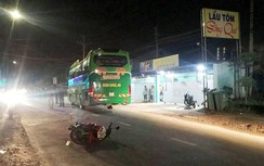 Ngã ra đường sau tai nạn, người đàn ông bị xe khách cán tử vong