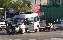 Ô tô khách nát đầu sau cú va chạm với xe đầu kéo