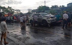 Video tai nạn giao thông ngày 25/5: Ô tô tông 3 xe máy, 1 người chết