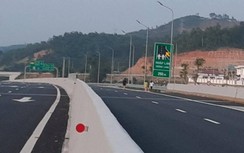 Người, vật nuôi vô tư đi dạo, chơi đùa trên cao tốc Bắc Giang - Lạng Sơn