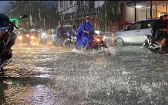 Mưa lớn, hàng loạt tuyến đường ở TP.HCM biến thành sông