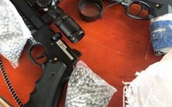 Dừng xe kiểm tra phát hiện 2 khẩu súng hơi cùng 3.000 viên đạn chì