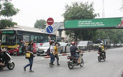 Người đi bộ liều mạng qua đường sai luật, dù có cầu bộ hành