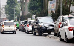Đỗ ô tô thành hàng trên vỉa hè có bị xử lý?