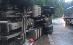 Video: Xe đầu kéo lật nghiêng khi xuống đèo, tài xế tử vong trong cabin