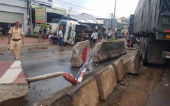 Hiện trường vụ xe container tông xe tải lật nghiêng, giao thông ùn tắc