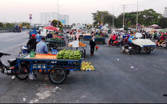 TP.HCM chưa hết "đau đầu" vì vấn nạn bán hàng rong, rải đinh trên Quốc lộ 1