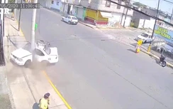 Video: Xe con bị mất lái lao vào cột điện gãy làm đôi