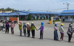 Dân chặn xe vào Hòa Phát Dung Quất vì... bị mùi khét "tra tấn"