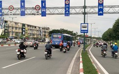 TP HCM: Xe máy vô tư lấn làn ô tô bất chấp hiểm nguy