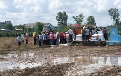 Nước mắt đám tang người nhảy lầu tự tử trong sân tòa Bình Phước