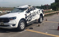 Ô tô bán tải biến dạng sau va chạm với xe tải, hai người tử vong tại chỗ