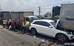 11 xe đâm nhau liên hoàn ở TP.HCM, 1 tài xế bị thương, nhiều xe biến dạng