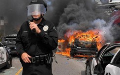 Video: Xe tải chở dầu lao thẳng vào đám đông người biểu tình tại Mỹ