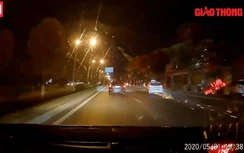 Video: Taxi tông 2 xe máy tóe lửa, trẻ nhỏ bị thương gào khóc giữa đường