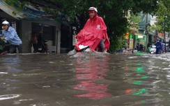 Mưa trắng trời, nhiều tuyến đường ở TP HCM lại biến thành sông