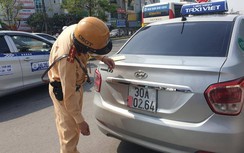 Tuần tra lưu động "lật tẩy", xử lý tài xế taxi che biển số né phạt nguội