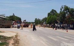 Clip xe tải lật, đè bẹp xe con làm 3 người tử vong ở Thanh Hóa