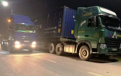 Xe container đỗ tràn lan, phớt lờ lệnh cấm