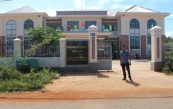 Lấy tiền hỗ trợ học sinh đồng bào thiểu số chi tiếp khách, làm quà biếu