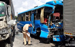 Xe khách "nát đầu" sau tai nạn, nhiều người bị thương ở TP.HCM