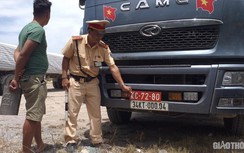 Bắt giữ xe tải đeo biển giả quân đội chở quá tải 319%, phạt 63 triệu đồng