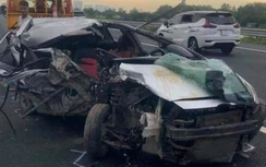 Video: Ô tô 4 chỗ biến dạng sau khi tông đuôi xe tải trên cao tốc