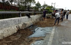 Xe đầu kéo nổ lốp va vào thành cầu trên QL1, tài xế hú vía