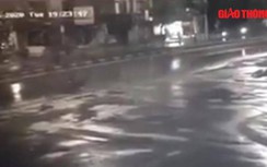 Video: Kinh hoàng thanh niên đi ngược chiều tốc độ cao tông học sinh