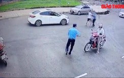 Video: Thanh niên lên gối, bóp cổ bảo vệ khi bị nhắc nhở đỗ xe ở bệnh viện