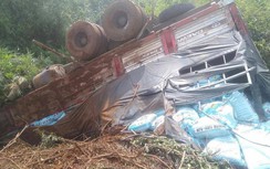 Video TNGT ngày 10/6: Một phụ nữ bị xe tải húc văng xuống vực tử vong