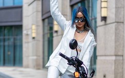 H'Hen Niê tóc xanh đỏ khoe nội y, lái xe mô tô rất chất chơi